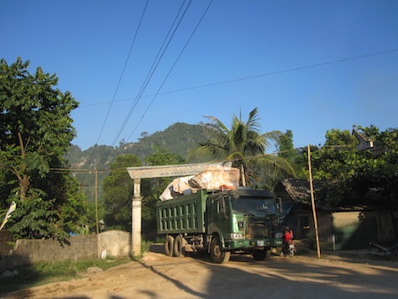 Những chiếc xe tải chở đá cỡ lớn cày nát con đường.