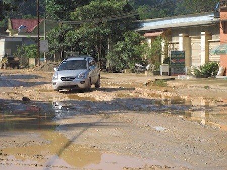 Những chiếc xe nhỏ lạc vào cung đường này thì khó lòng mới thoát khỏi.