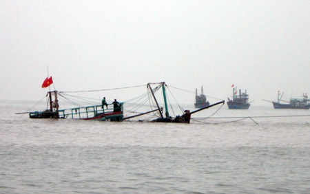 Chìm tàu trên biển, 10 ngư dân may mắn thoát chết - 1 Tàu cá mang số hiệu NA 93223 TS bị va phải đá ngầm chìm xuống biển, may mắn 10 ngư dân thoát nạn.