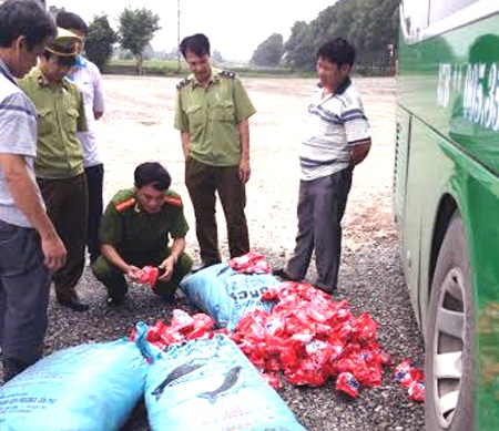 Số bột giặt OMO được bắt giữ khi đang vận chuyển trên xe khách.