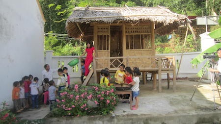 Các cô giáo vừa thuyết minh, vừa hướng dẫn các em học tập các mô hình.