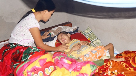 PV Dân trí cùng ông Nguyễn Sỹ Hùng - Chủ tịch UBND xã Thanh Dương trao quà đến anh Nguyễn Nhân Sơn.