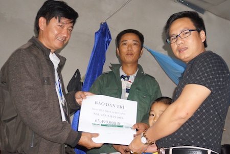 PV Dân trí cùng ông Nguyễn Sỹ Hùng - Chủ tịch UBND xã Thanh Dương trao quà đến anh Nguyễn Nhân Sơn.