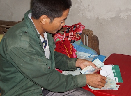 Số tiền PV Dan trí trao nay anh Sơn dùng vào việc chữa trị cho cháu với hy vọng sẽ khỏi bệnh. 