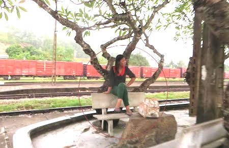 Người phụ nữ leo lên nóc toa tàu - 1 Người phụ nữ sau khi xuống khỏi nóc toa tàu (Ảnh: Xuân Bảy)