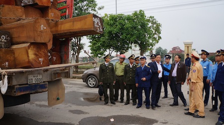 Buộc hạ tải 21 xe chở gỗ từ Lào về Việt Nam - 1 Buộc hạ tải 21 xe chở gỗ từ Lào về Việt Nam
