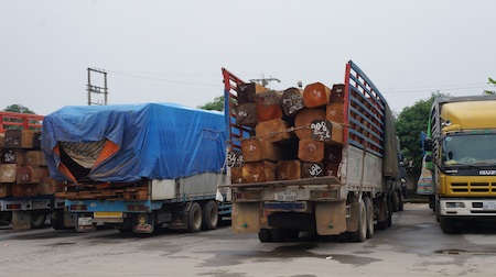 Buộc hạ tải 21 xe chở gỗ từ Lào về Việt Nam - 5 21 chiếc xe chở gỗ quá tải bị tóm gọn và buộc phải hạ tải.
