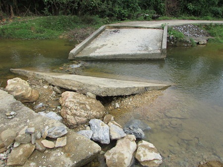 Cám cảnh học trò lội suối đến trường giữa mùa đông giá buốt - 1 Cầu bị sập.
