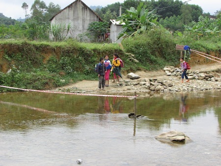 Cám cảnh học trò lội suối đến trường giữa mùa đông giá buốt - 4 Đã có biển báo... tuy nhiên hằng ngày các em vẫn phải qua suối.
