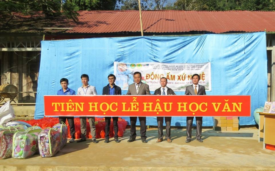 Đại diện anh em sinh viên trao tấm biển Tiên học lễ hậu học văn cho trường tiểu học Bảo Nam 2.