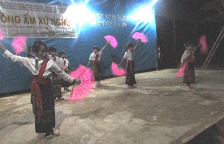 Đại diện anh em sinh viên trao tấm biển Tiên học lễ hậu học văn cho trường tiểu học Bảo Nam 2.