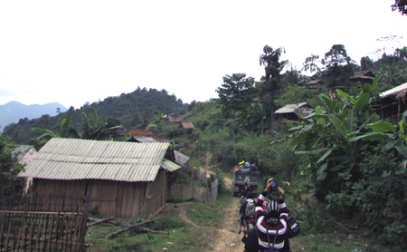 Một tốp khác thì phải đi bộ theo xe.