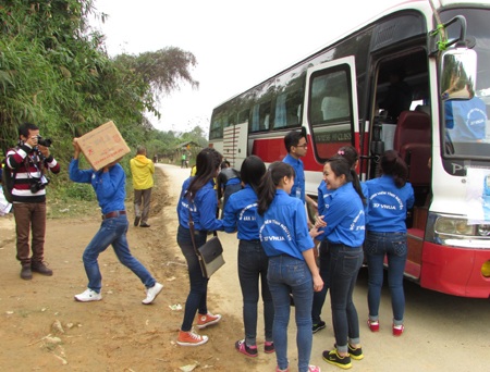 Vượt hơn 600km mang hơi ấm tới bản làng biên giới