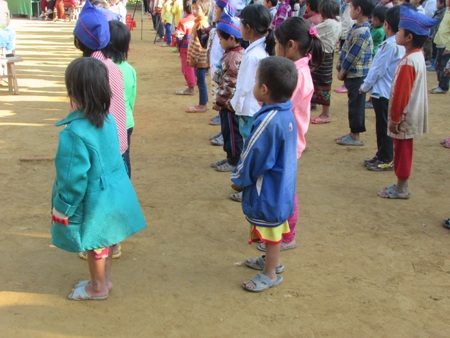 Những đứa trẻ mang áo trên mùa đông dưới mùa hè.