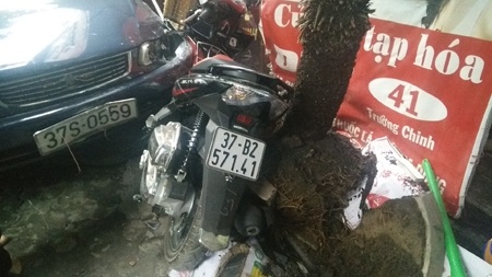 Sau đó chiếc xế hộp 37S-0559 tiếp tục đâm 3 xe máy đỗ trước quán cà phê.