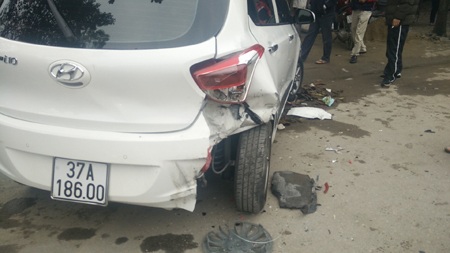 Do mất lái nên xe 37S-0559 đã đâm đuôi xe 37A-186.00 hư hỏng.