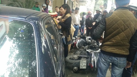 Rất đông người dân kéo đến xem.