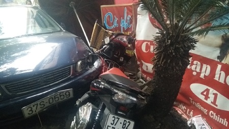 Sau đó chiếc xế hộp 37S-0559 tiếp tục đâm 3 xe máy đỗ trước quán cà phê.