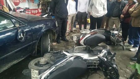Sau đó chiếc xế hộp 37S-0559 tiếp tục đâm 3 xe máy đỗ trước quán cà phê.
