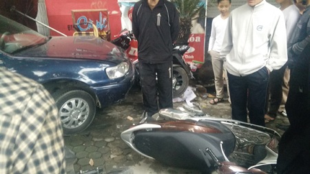 Sau đó chiếc xế hộp 37S-0559 tiếp tục đâm 3 xe máy đỗ trước quán cà phê.