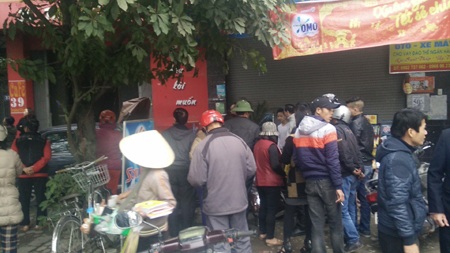 Sau đó chiếc xế hộp 37S-0559 tiếp tục đâm 3 xe máy đỗ trước quán cà phê.