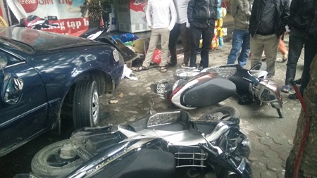 Sau đó chiếc xế hộp 37S-0559 tiếp tục đâm 3 xe máy đỗ trước quán cà phê.