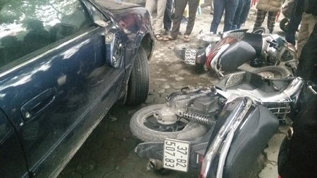 Sau đó chiếc xế hộp 37S-0559 tiếp tục đâm 3 xe máy đỗ trước quán cà phê.