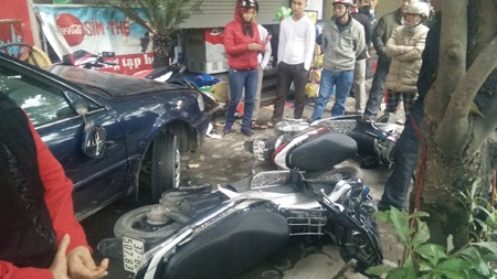 Sau đó chiếc xế hộp 37S-0559 tiếp tục đâm 3 xe máy đỗ trước quán cà phê.