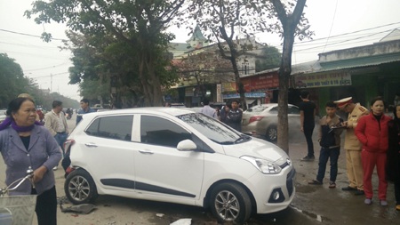 Xế hộp điên đại náo trên phố