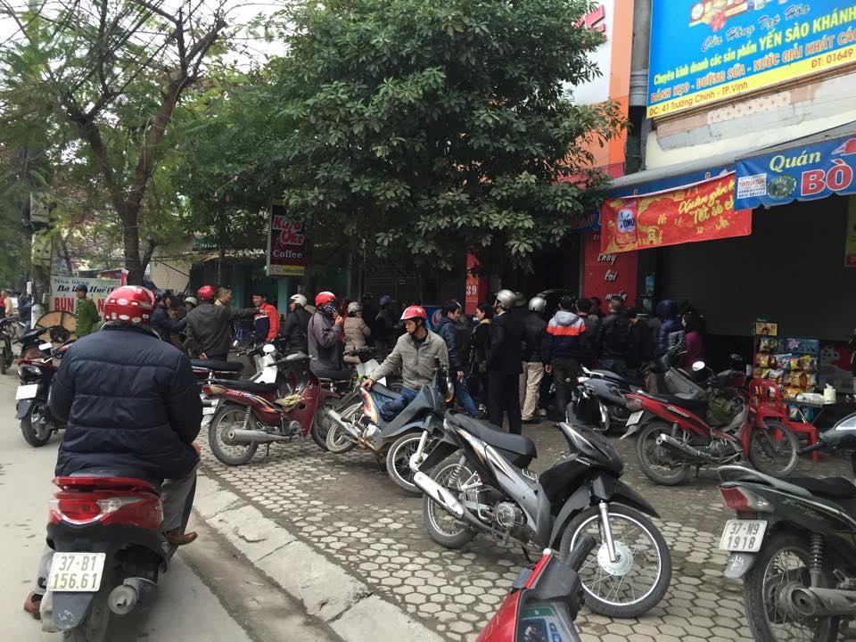 Rất đông người dân kéo đến xem.