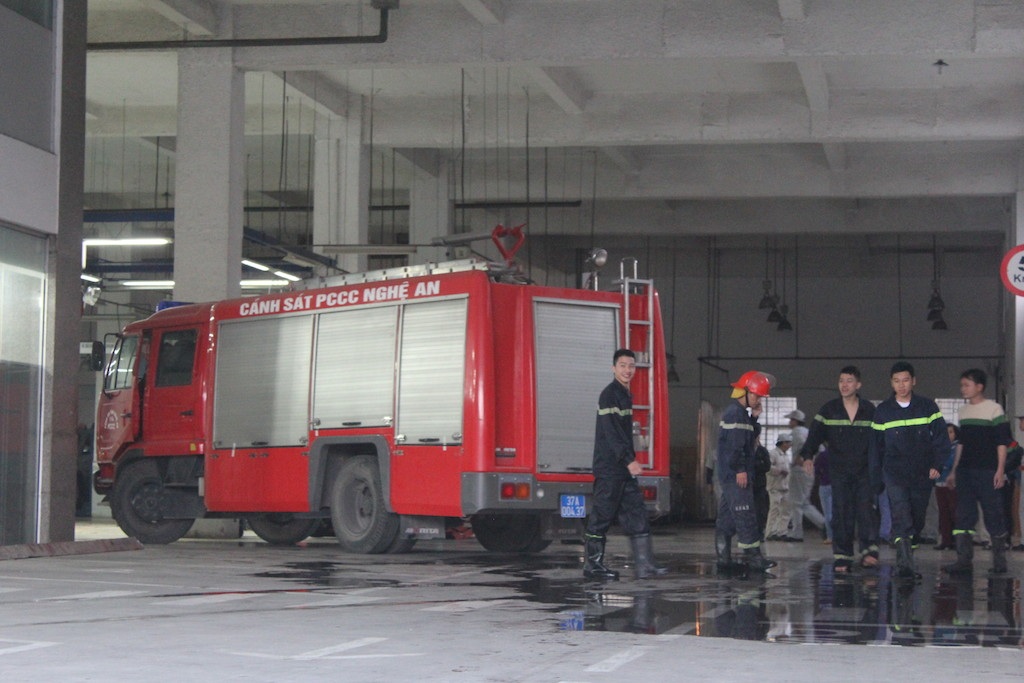 Xe cứu hoả đến hiện trường để dập tắt đám cháy.