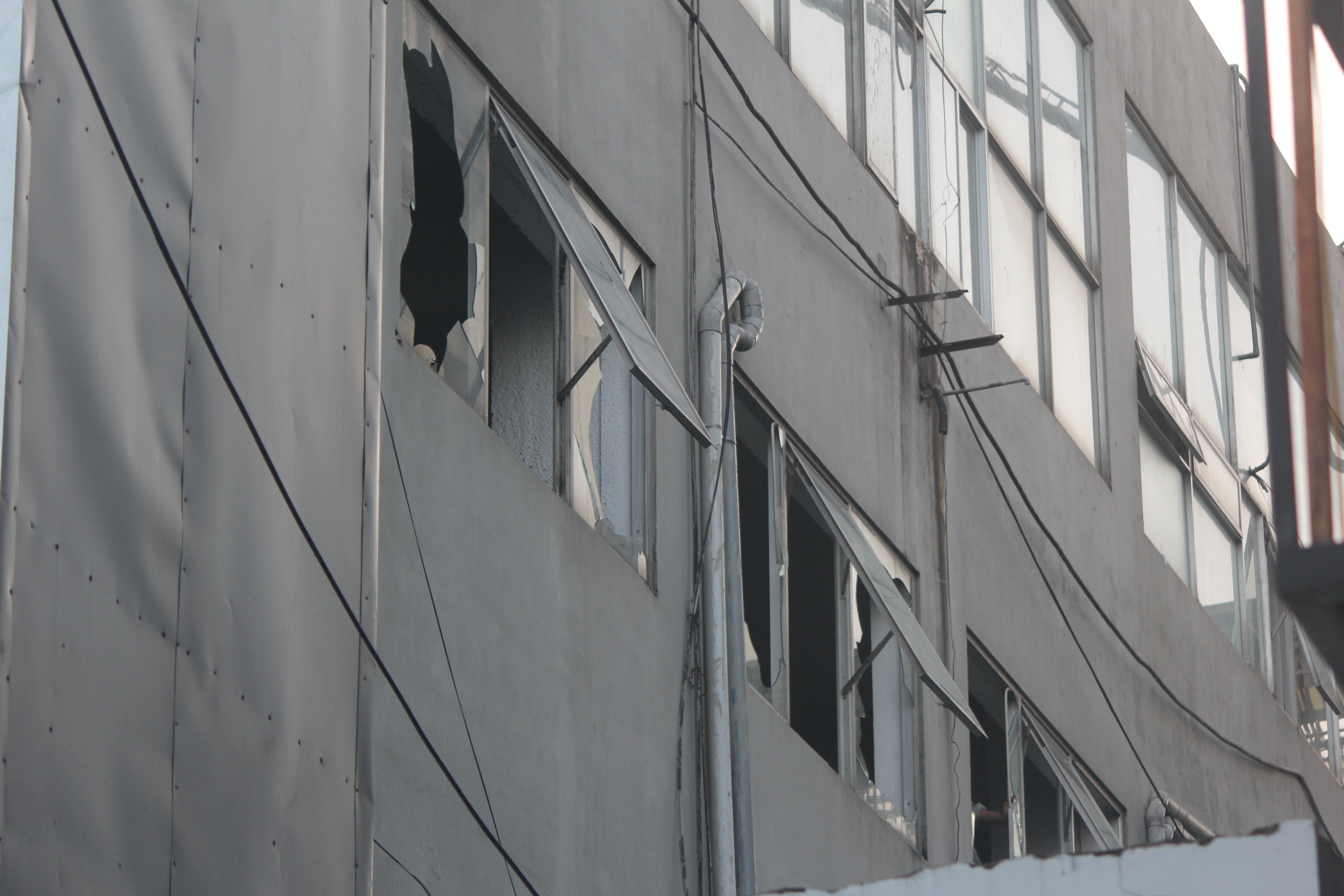 Khu vực ra vào công ty được phong toả nghiêm ngặt.