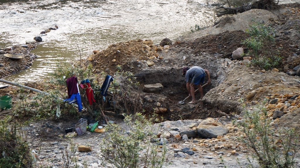 Họ xới tung dòng Nậm Huống.