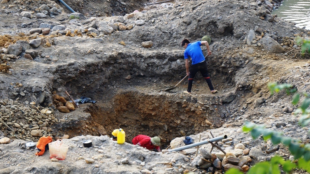Họ xới tung dòng Nậm Huống.