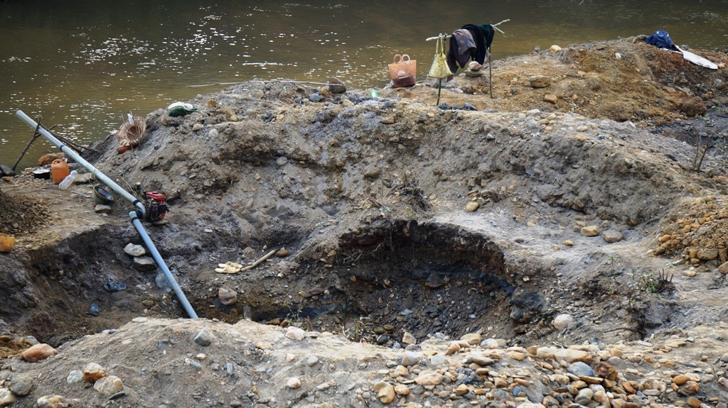 Những chiếc máy Đông Phong dùng hút nước sau khi đào xuống dòng Nậm Huống.