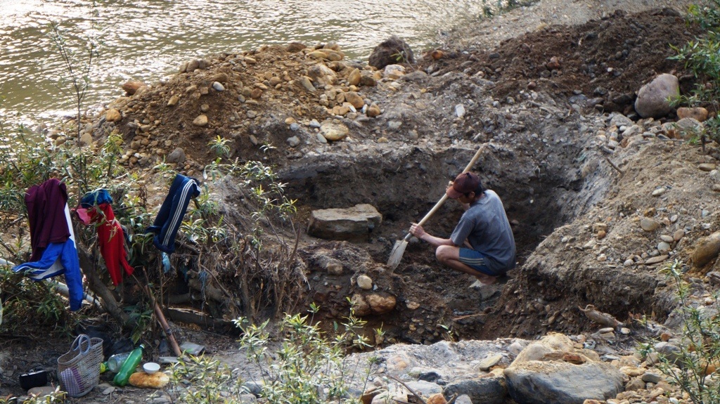 Dòng Nậm Huống bị đào bới rất nhiều chỗ, từ giữa lòng hoặc cạnh các bụi cây.