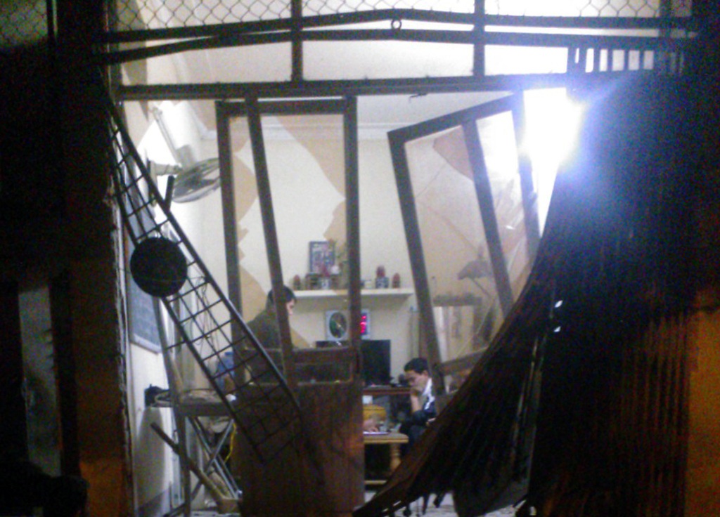 Cửa nhà bị đâm vỡ toang hoác trong khi chủ nhà đã đi vắng.