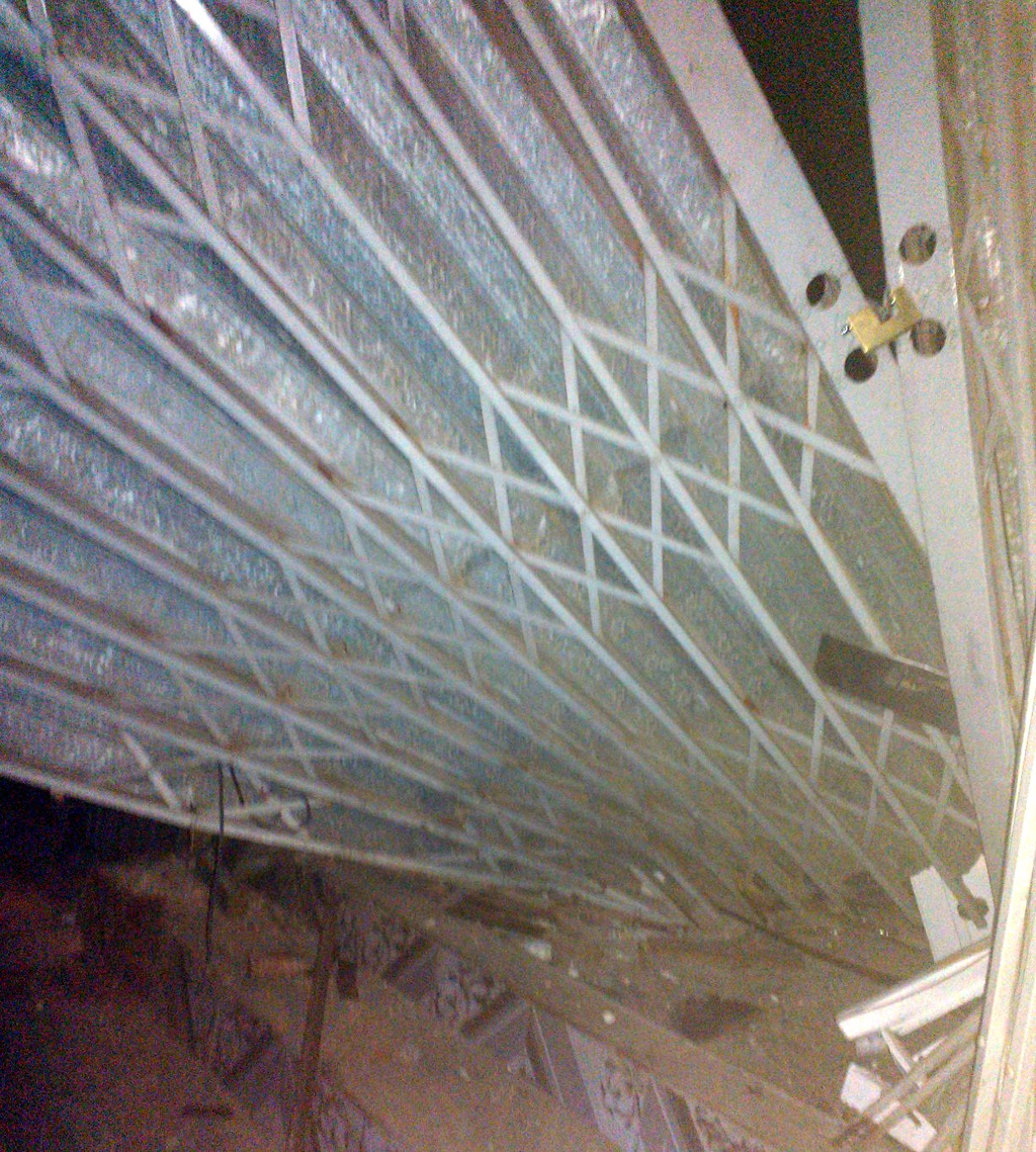 Cửa nhà bị đâm vỡ toang hoác trong khi chủ nhà đã đi vắng.