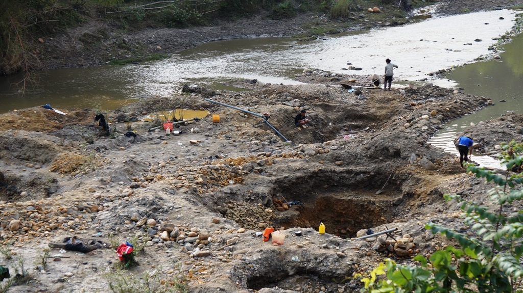 Một góc Nậm Huống đang bị cày xới từng vùng với nhiều ổ bom...