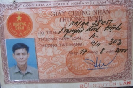 Giấy tờ Đảng viên của Định.