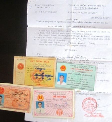 Giấy tờ Đảng viên của Định.