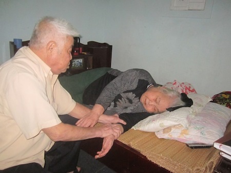 Giấy tờ Đảng viên của Định.