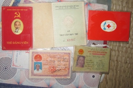 Giấy tờ Đảng viên của Định.