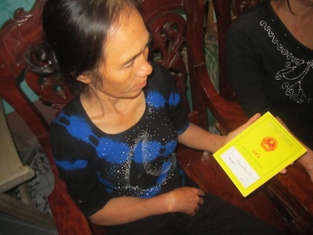 Giấy tờ Đảng viên của Định.