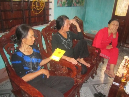  Những hộ dân tại phường Nghi Hải bức xúc phản ánh với phóng viên.