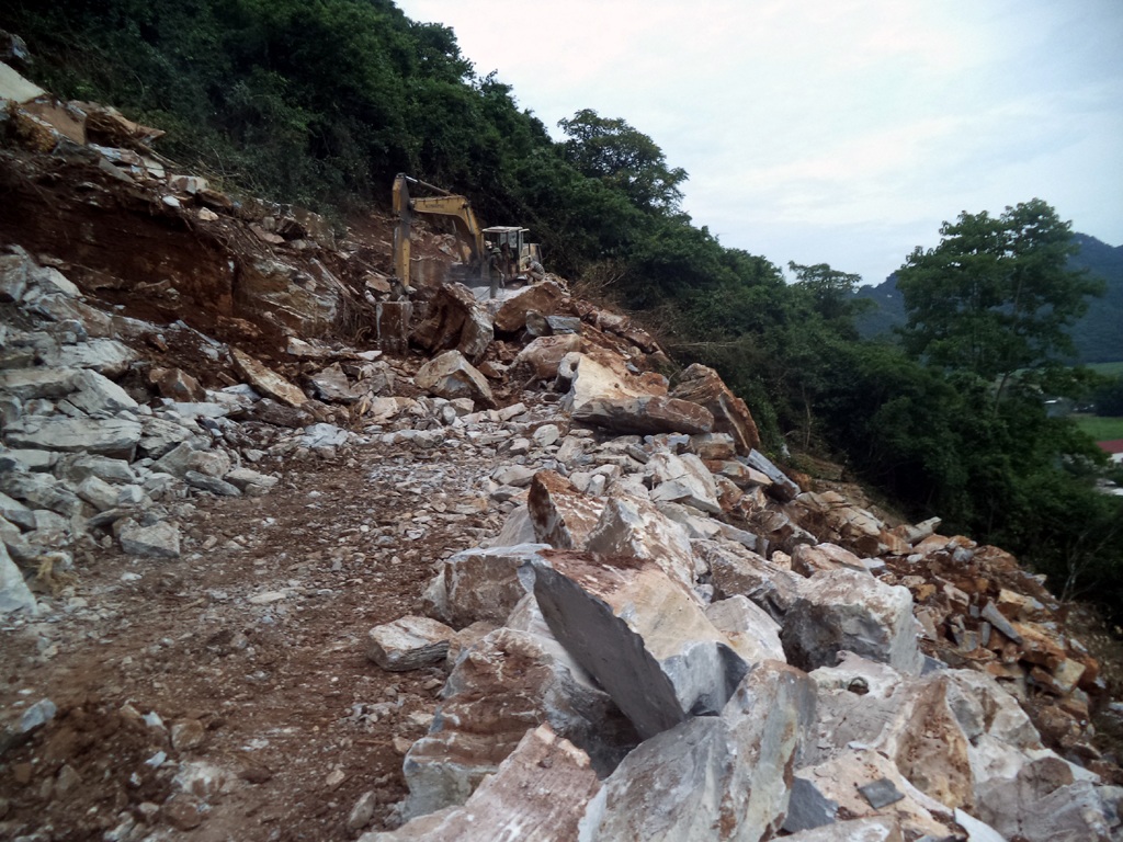 Khai thác đá, quặng tại Nghệ An: Nhiều doanh nghiệp "hết phép" vẫn ngang nhiên hoạt động - 13 Một tốp khai thác đá tự do tại xóm Thọ Sơn, xã Thọ Hợp.