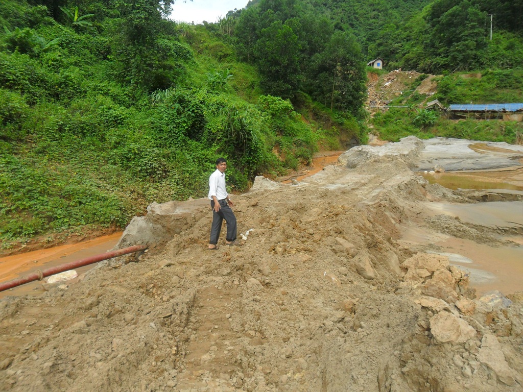 Khai thác đá, quặng tại Nghệ An: Nhiều doanh nghiệp "hết phép" vẫn ngang nhiên hoạt động - 3 Ông
Trương Văn Hóa - Phó chủ tịch UBND xã Châu Hồng đi vi hành đến Công ty Lạng Sơn.