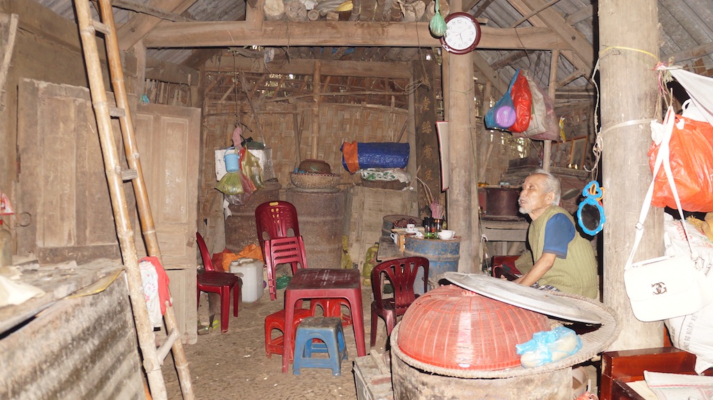 Đôi vợ chồng hơn 40 năm sống ẩn dật như “người rừng” - 7 Căn lều rách nát, ngổn ngang.