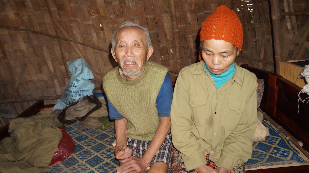 Đôi vợ chồng hơn 40 năm sống ẩn dật như “người rừng” - 3 Hai ông bà sống với nhau đã 40 năm nhưng không đăng ký kết hôn, không sổ hộ khẩu, không CMND.