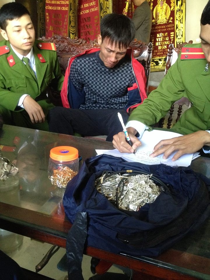 Đối tượng Lê
Đình Việt cùng tang vật tại công an TX Hoàng Mai.